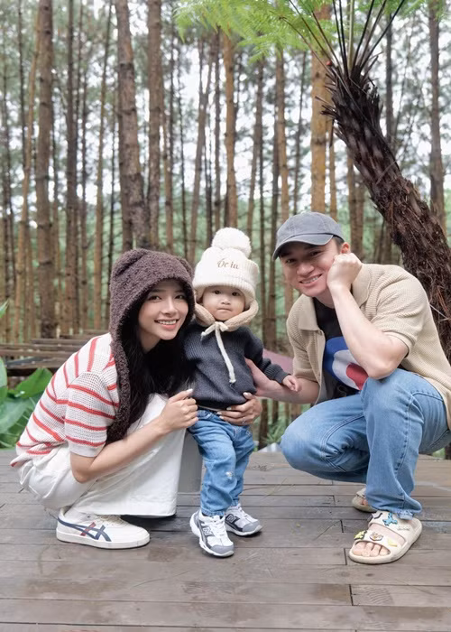 Phan Mạnh Quỳnh có sự nghiệp lẫn tình duyên viên mãn ở tuổi 34. Ảnh: FB Huỳnh Khánh Vy.