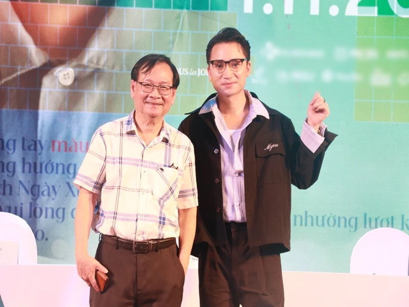 Mới đây, ngoài vào vai nhà văn Nguyễn Nhật Ánh trong phim điện ảnh Ngày xưa có một chuyện tình, Phan Mạnh Quỳnh (phải) sẽ viết nhạc cho bộ phim. Ảnh: Pháp Luật TP HCM.