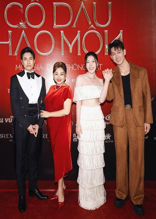 Gần đây, đến chúc mừng Uyển Ân ra mắt phim mới, Song Luân có hành động nắm tay em gái Trấn Thành. Ảnh: Hoa Học Trò.