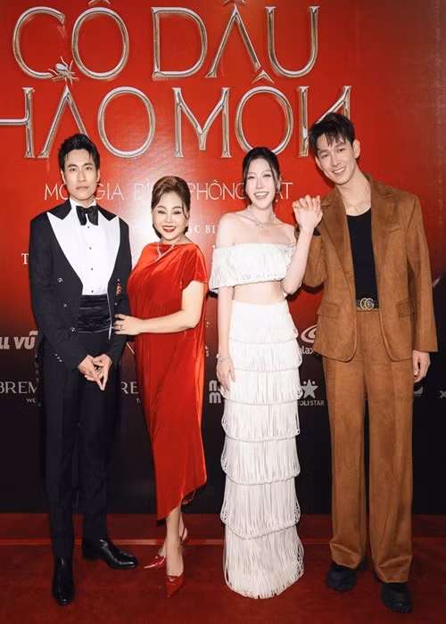 Gần đây, đến chúc mừng Uyển Ân ra mắt phim mới, Song Luân có hành động nắm tay em gái Trấn Thành. Ảnh: Hoa Học Trò.