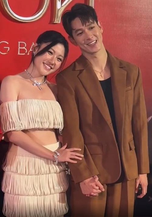 Ngoài ra, khi Uyển Ân cùng dàn sao nữ ở chương trình Sao Nhập Ngũ 2024 tới chúc mừng Liz Kim Cương, MisThy quay sang nắm tay Liz Kim Cương rồi nói: "Hay mình nắm tay nhau đi, nghe nói ai đó vừa có cái nắm tay ở họp báo gây chấn động lắm". Bị hội chị em trêu đùa, Uyển Ân tỏ ra ngượng ngùng. Nhiều người cho rằng có lẽ Uyển Ân và Song Luân có mối quan hệ đặc biệt đến mức bị hội chị em chọc ghẹo. Ảnh: Saostar.