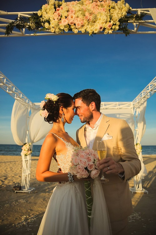 Chồng Hà Anh sinh năm 1984, kém nữ người mẫu 2 tuổi và mang quốc tịch Anh. Olly là một giáo viên. Cả hai quen nhau qua một người bạn. Ảnh: FB Hà Anh.