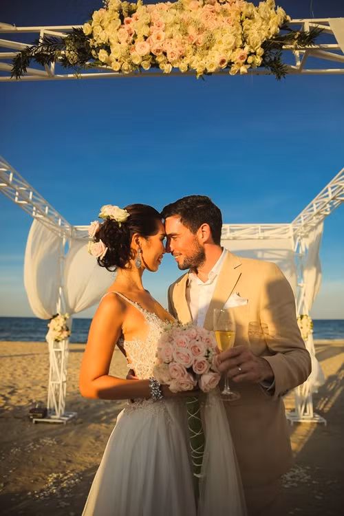 Chồng Hà Anh sinh năm 1984, kém nữ người mẫu 2 tuổi và mang quốc tịch Anh. Olly là một giáo viên. Cả hai quen nhau qua một người bạn. Ảnh: FB Hà Anh.