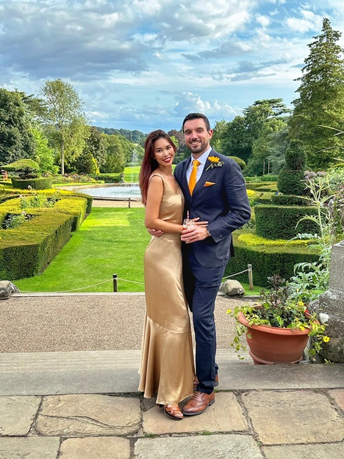 Hà Anh chia sẻ, chồng có thứ mà nhiều đại gia khác không có: "Thời gian dành cho vợ con" và "sức khỏe dành cho vợ con". Mỗi khi Hà Anh bận công việc, Olly chơi với con, cho con ăn, tắm cho con rất chu đáo. Ảnh: FB Hà Anh.