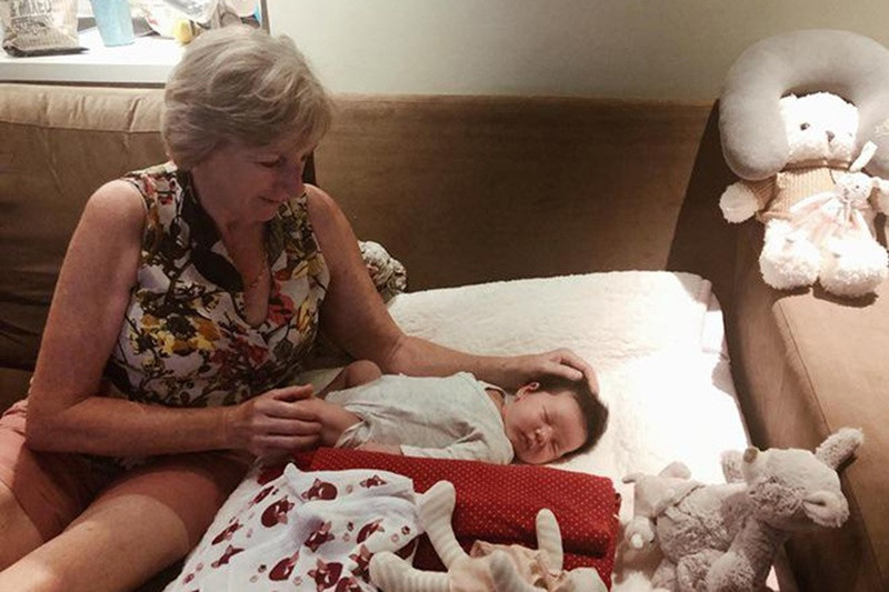 Khi Hà Anh sinh con gái đầu lòng Myla, mẹ chồng của cô từ London về Việt Nam để hỗ trợ chăm bé. Ảnh: FB Hà Anh.
