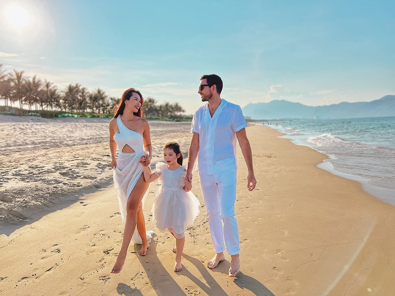 Hà Anh chia sẻ, Olly luôn động viên cô đi chơi, giữ liên lạc với bạn bè còn anh sẽ chăm sóc con. Ảnh: FB Hà Anh.