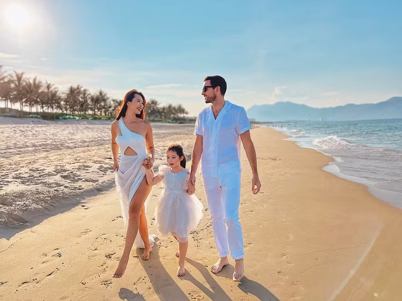 Hà Anh chia sẻ, Olly luôn động viên cô đi chơi, giữ liên lạc với bạn bè còn anh sẽ chăm sóc con. Ảnh: FB Hà Anh.