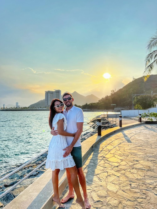 Hà Anh khen chồng hài hước, hiểu biết để có thể tham gia mọi câu chuyện, biết nói lên quan điểm cá nhân, nhưng cũng rất biết cách lắng nghe. Ảnh: FB Hà Anh.