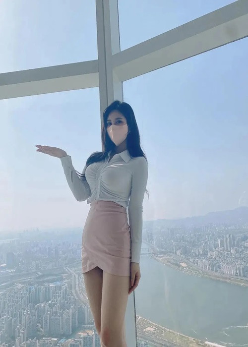 Cô nàng bắt đầu công việc sáng tạo nội dung trên Youtube từ năm 2019 và TikTok năm 2021. Ảnh: Sohu.