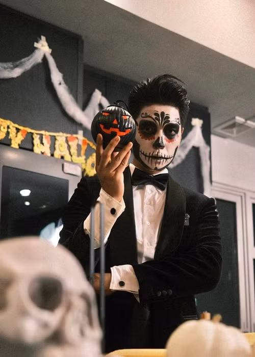 Anh hai huoc cua chong Ngo Thanh Van khi hoa trang don Halloween