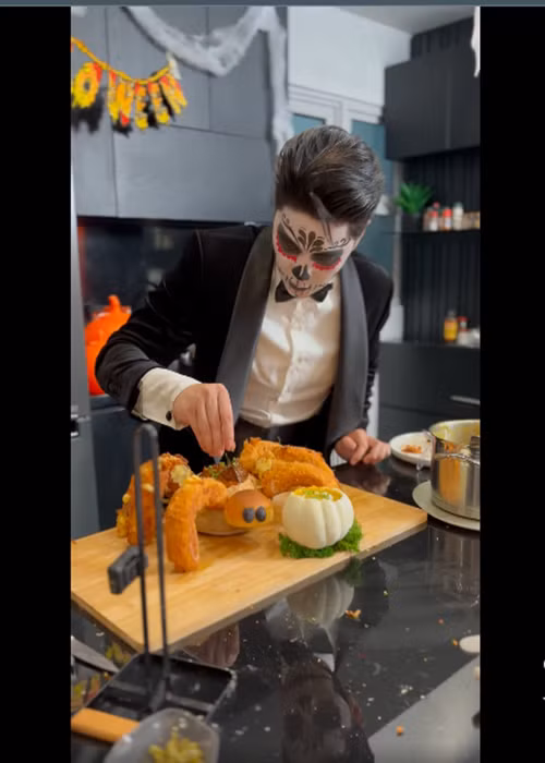 Huy Trần trang trí món ăn đẹp mắt. Ảnh: FB Huy Trần.