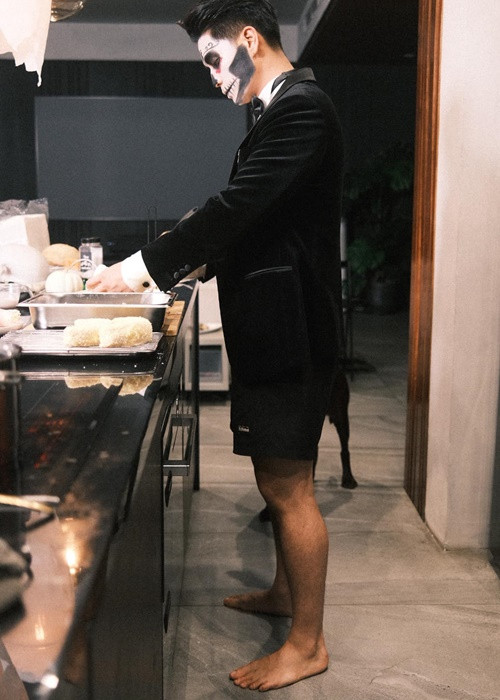 Ảnh hậu trường nấu ăn của Huy Trần đầy hài hước bởi anh mặc vest cùng quần ngắn. Ảnh: FB Huy Trần.