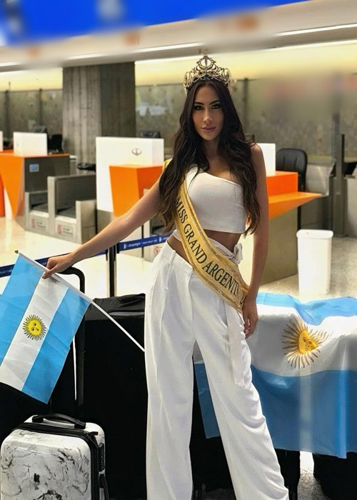 Đại diện Argentina mặc trẻ trung, năng động trên đường đến Campuchia. Ảnh: FB Miss Grand International.