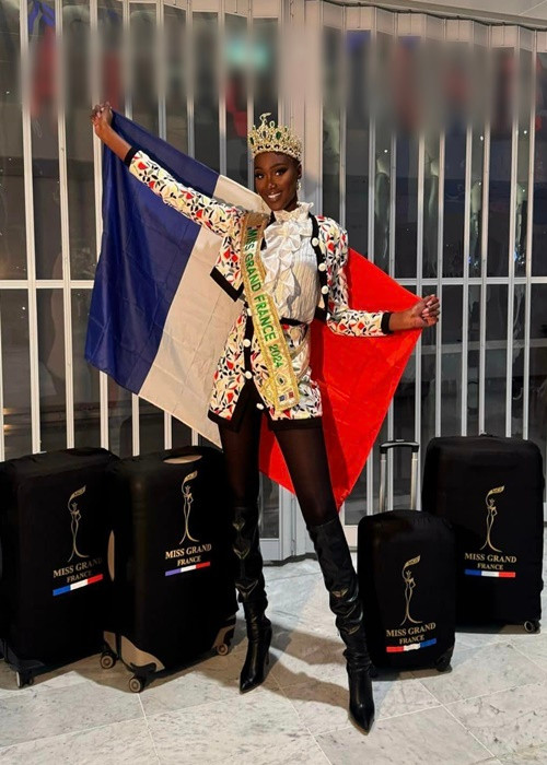 "Mỹ nhân đầu trọc" người Pháp Safietou Kabengele rạng rỡ lên đường thi quốc tế. Ảnh: FB Miss Grand International.
