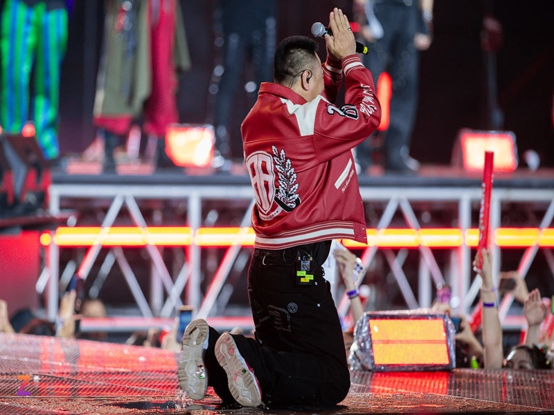 Tự Long còn bật khóc vì tình cảm của người hâm mộ. Ảnh: Znews.