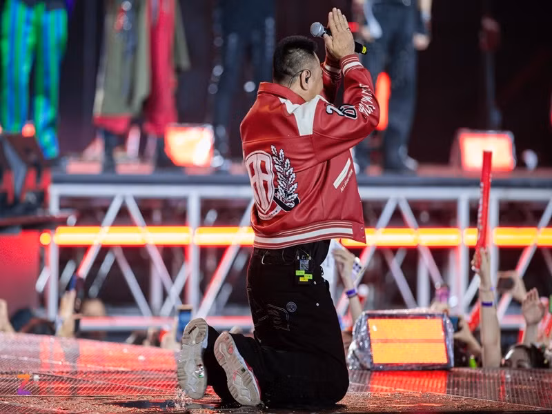 Tự Long còn bật khóc vì tình cảm của người hâm mộ. Ảnh: Znews.