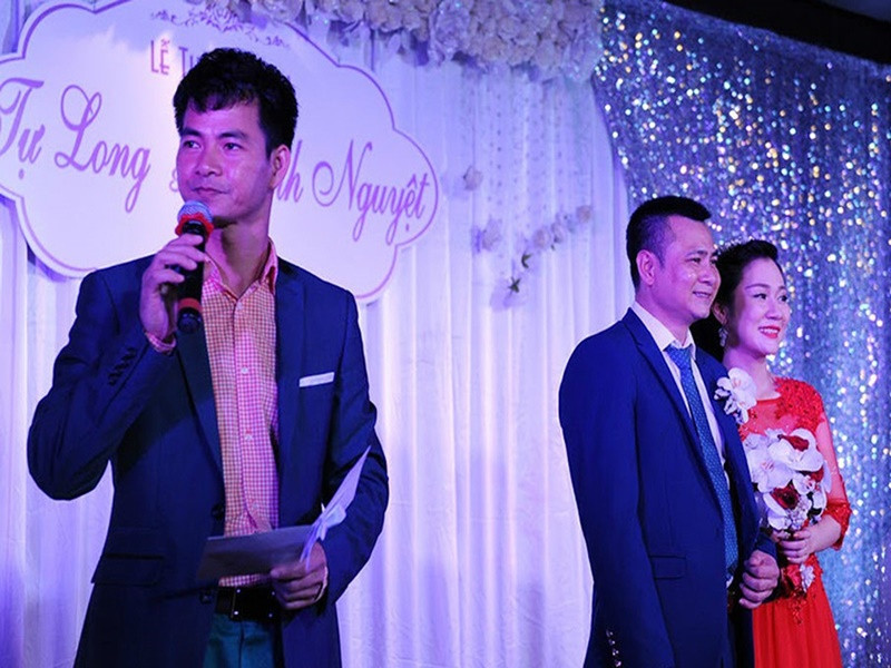 Trong các sự kiện quan trọng của nhau, Xuân Bắc và Tự Long thường xuyên có mặt để ủng hộ. Trong đám cưới lần 2 của Tự Long, Xuân Bắc đến rất sớm để giúp bạn thân chuẩn bị. Ảnh: Znews.