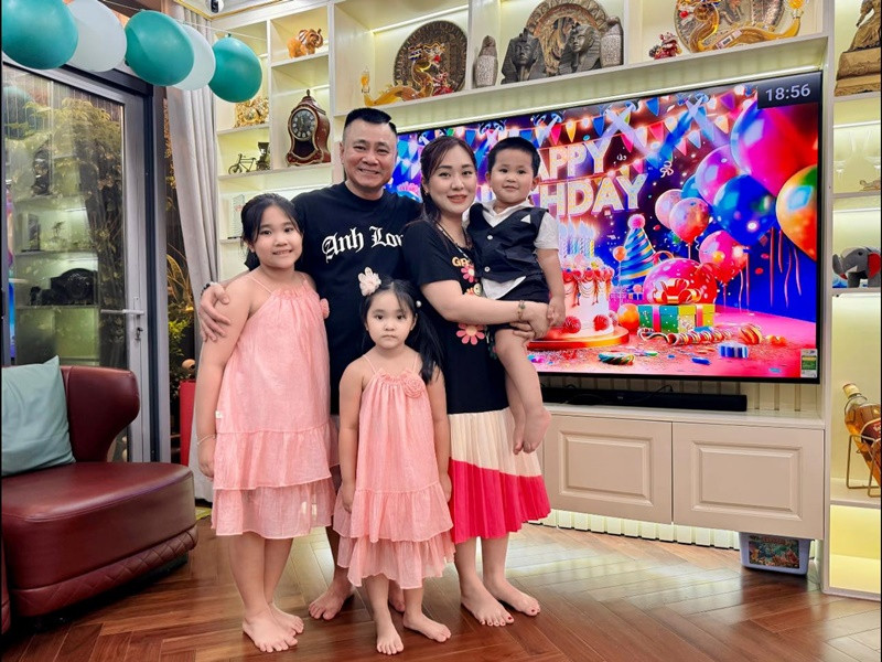 Tự Long sống bình yên, hạnh phúc bên vợ và các con. Ảnh: FB Minh Nguyệt.