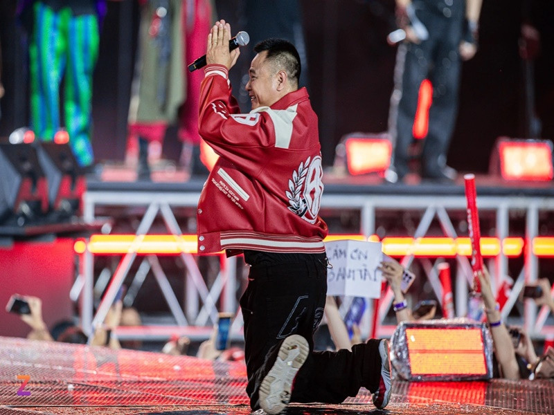 Trong concert Anh trai vượt ngàn chông gai, nghệ sĩ Tự Long quỳ lạy 20.000 khán giả không ngại mưa gió đến xem chương trình. Ảnh: Znews.