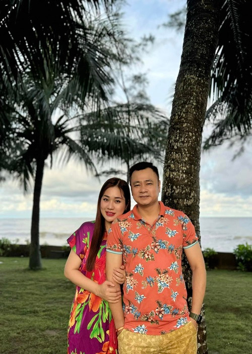 Vợ Tự Long tên Minh Nguyệt, giảng dạy tại Đại học Văn hóa Nghệ thuật Quân đội. Minh Nguyệt chia sẻ trên Vietnamnet, vợ chồng cô cùng là chiến sĩ quân đội nhân dân Việt Nam và cùng đam mê nghệ thuật sân khấu nên luôn hỗ trợ cho nhau. Ảnh: FB Minh Nguyệt.