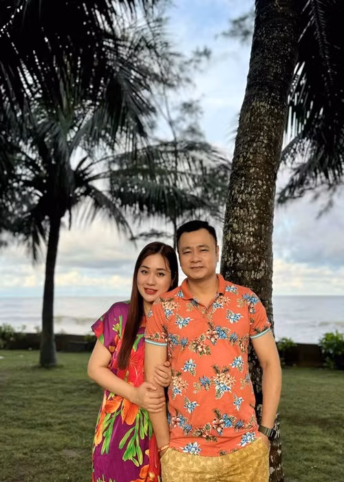 Vợ Tự Long tên Minh Nguyệt, giảng dạy tại Đại học Văn hóa Nghệ thuật Quân đội. Minh Nguyệt chia sẻ trên Vietnamnet, vợ chồng cô cùng là chiến sĩ quân đội nhân dân Việt Nam và cùng đam mê nghệ thuật sân khấu nên luôn hỗ trợ cho nhau. Ảnh: FB Minh Nguyệt.