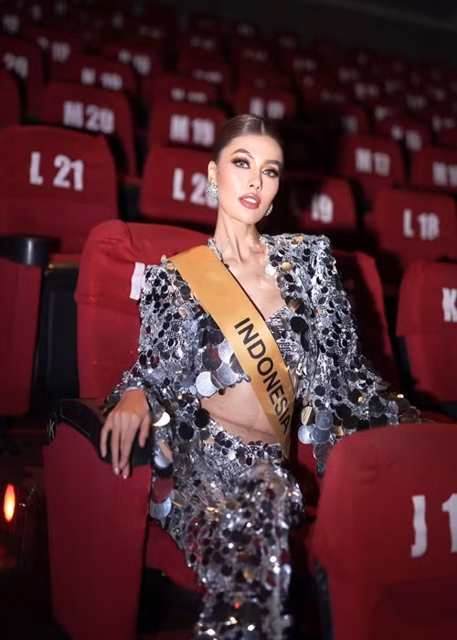 Nova đầu tư váy áo cho cuộc thi nhan sắc quốc tế. Ảnh: Instagram Nova Liana.