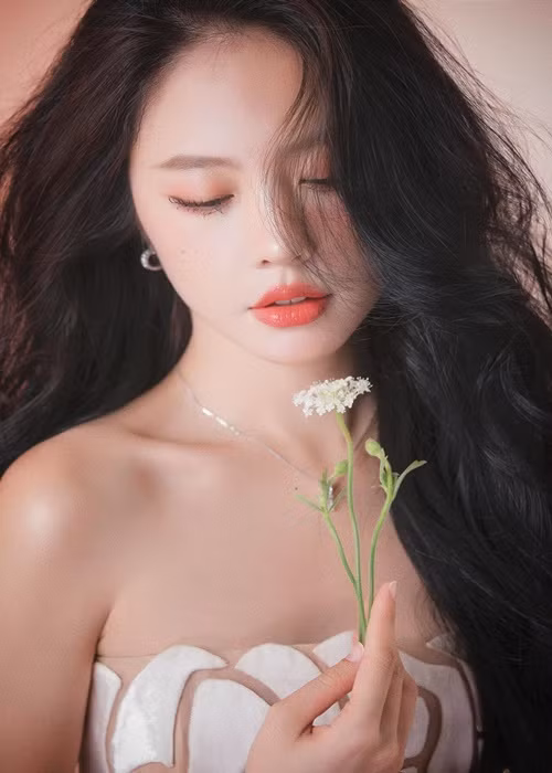 Chia sẻ trên Vietnamnet về phân cảnh táo bạo, Rima Thanh Vy cho hay: "Tôi vốn ốm yếu, mỏng manh, không có vòng một đẹp nên không tự tin lắm về cơ thể. Tôi đã cố gắng vượt qua nỗi sợ, nhận lời đóng với mong muốn đây sẽ là phân đoạn đắt giá cho phim và cả cho mình. Tuổi tôi không còn trẻ nên việc lưu giữ lại vẻ đẹp thanh xuân cũng là điều ý nghĩa". Ảnh: FB Rima Thanh Vy.