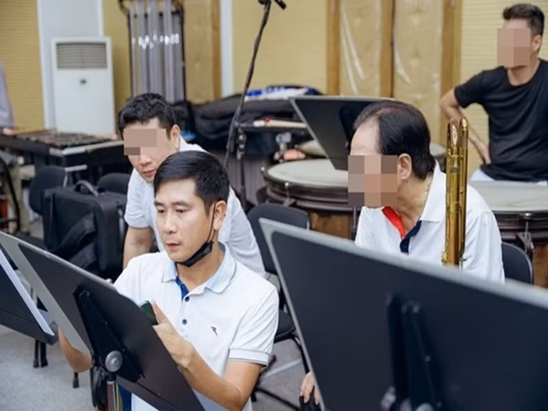 Hình ảnh Hồ Hoài Anh thường do bạn bè, cư dân mạng chia sẻ. Nam ca sĩ xuất hiện trong một buổi tập nhạc tháng 12/2022. Ảnh: Người Đưa Tin.