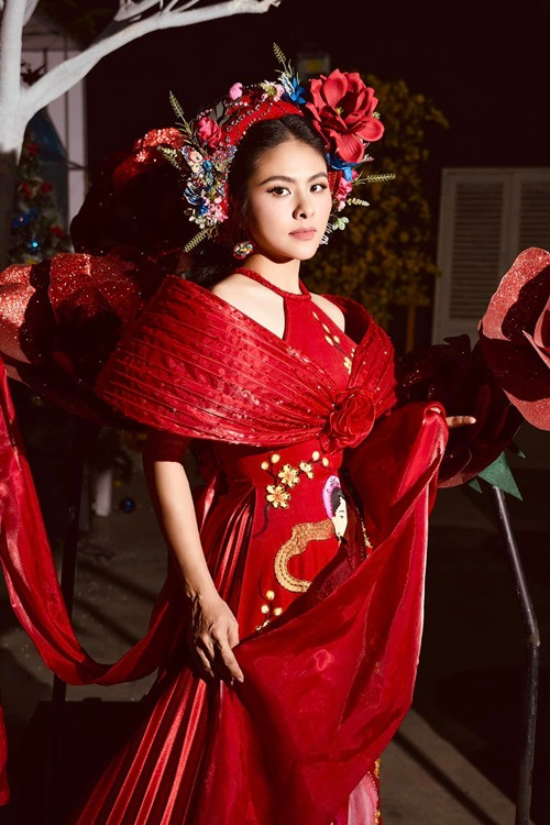 Giữa lùm xùm, Vân Trang chia sẻ, cô đăng tải hình ảnh trước và sau khi sử dụng một tuýp kem trang điểm kèm nội dung ngắn gọn nhằm muốn gây tò mò và để tên sản phẩm dưới phần bình luận. Vân Trang khẳng định tuýp kem trang điểm không có tác dụng dưỡng da hay điều trị gì cho da. “Có lẽ mọi người hiểu lầm Trang đang muốn nói đến kem dưỡng da (dưỡng ẩm, dưỡng trắng các kiểu) nên mọi người có nói là Trang nói lố sự thật”, nữ diễn viên phân trần. Ảnh: FB Vân Trang.