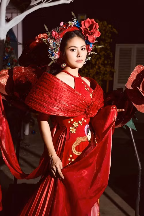 Giữa lùm xùm, Vân Trang chia sẻ, cô đăng tải hình ảnh trước và sau khi sử dụng một tuýp kem trang điểm kèm nội dung ngắn gọn nhằm muốn gây tò mò và để tên sản phẩm dưới phần bình luận. Vân Trang khẳng định tuýp kem trang điểm không có tác dụng dưỡng da hay điều trị gì cho da. “Có lẽ mọi người hiểu lầm Trang đang muốn nói đến kem dưỡng da (dưỡng ẩm, dưỡng trắng các kiểu) nên mọi người có nói là Trang nói lố sự thật”, nữ diễn viên phân trần. Ảnh: FB Vân Trang.