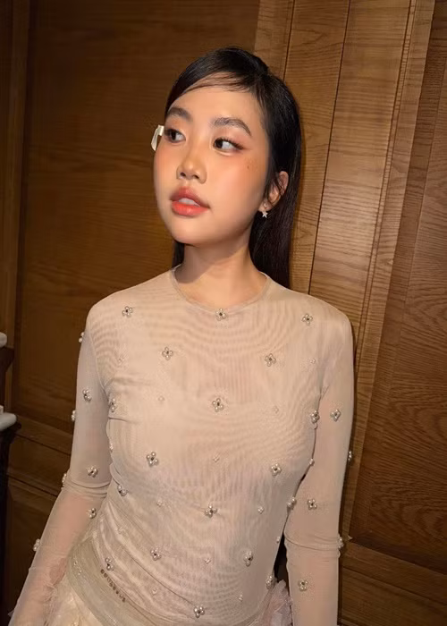 Tháng 6/2021, Phương Mỹ Chi vướng ồn ào quảng cáo quá lố kẹo ngậm trắng da đến từ Hàn Quốc. Nữ ca sĩ phân trần, cô đã tìm hiểu qua bạn bè về sản phẩm và nhận được phản hồi tốt. Vì tin tưởng vào giấy kiểm định sản phẩm được cung cấp, Phương Mỹ Chi đã bỏ quên những yếu tố khác cũng quan trọng không kém. Ảnh: FB Phương Mỹ Chi.