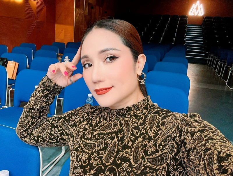 MC Cát Tường giữ im lặng một thời gian dài rồi mới lên tiếng về ồn ào quảng cáo quá lố. Theo Arttimes, Cát Tường thanh minh rằng cô dùng những từ ngữ chưa đúng theo luật quảng cáo. "Nếu đúng, tôi nên nói là tôi đã sử dụng qua sản phẩm này rồi, tốt cho sức khỏe, hỗ trợ một số bệnh lý nào đó", Cát Tường cho hay. Ảnh: FB Cát Tường.