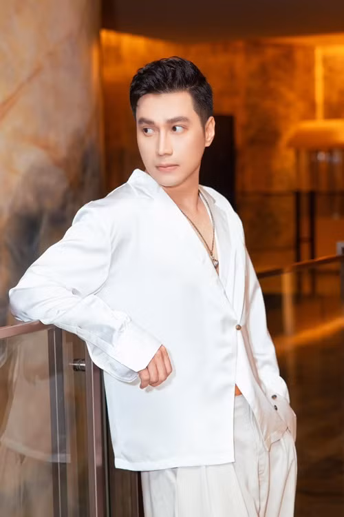 Nhanh chóng, bài đăng quảng cáo của Việt Anh bị phản ứng. Nhiều cư dân mạng cho rằng Việt Anh đăng bài quảng cáo có nội dung mê tín. Phía Việt Anh chia sẻ trên Dân Việt: "Vấn đề này sẽ có người tin, người không. Do đó, tôi xin phép không phản hồi thêm. Còn với các bài đăng trên trang cá nhân, xưa nay, tôi luôn lưu ý, chọn lọc kỹ". Ảnh: FB Việt Anh.