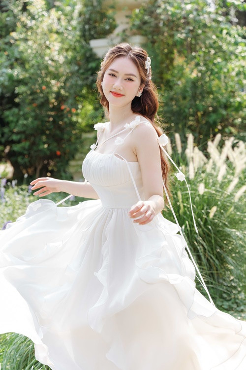 Trước Việt Anh, Hương Giang cũng vướng ồn ào quảng cáo. Theo Znews, cô gây tranh cãi khi quảng cáo chấm tử vi trên trang cá nhân. Ảnh: FB Hương Giang.