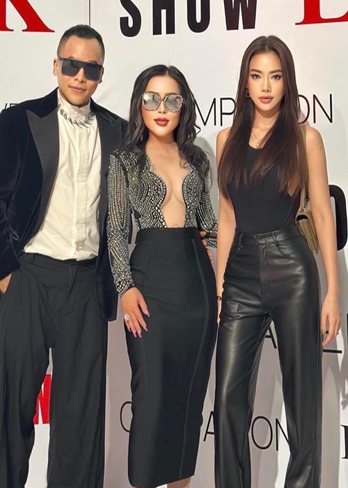 Ông bầu khoe ảnh dự sự kiện cùng một số chân dài.