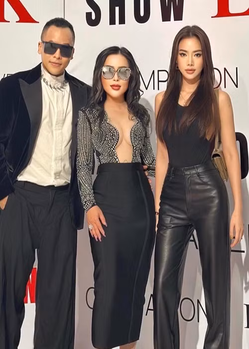 Ông bầu khoe ảnh dự sự kiện cùng một số chân dài.