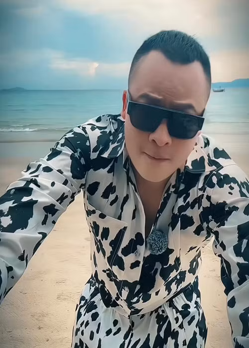 Trong một livestream, Khắc Tiệp chia sẻ về mối quan hệ với Ngọc Trinh sau ồn ào của nữ người mẫu: "Anh và Trinh chưa bao giờ giận nhau. Ngọc Trinh vẫn như thế. Trinh vừa xảy ra một biến cố nên ít xuất hiện thôi".