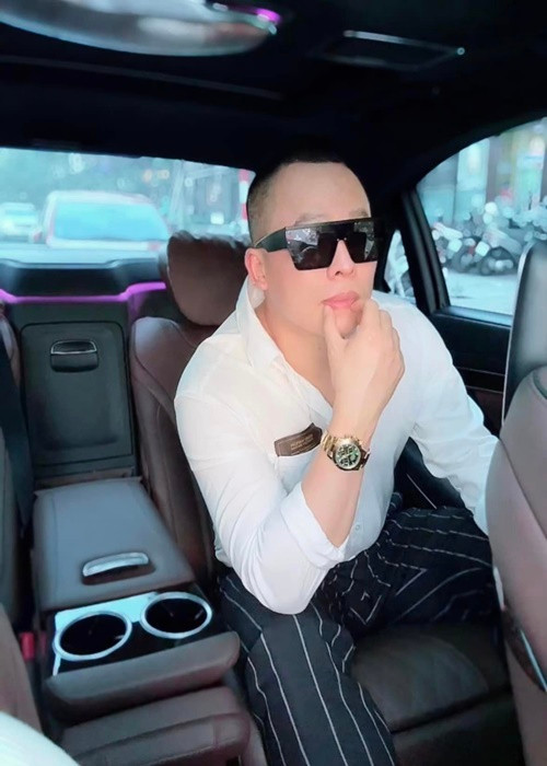 Tháng 6/2024, ông trùm chân dài bị cư dân mạng soi hủy theo dõi Ngọc Trinh trên mạng xã hội. Trước đó, Ngọc Trinh cũng bị phát hiện không còn theo dõi Khắc Tiệp.