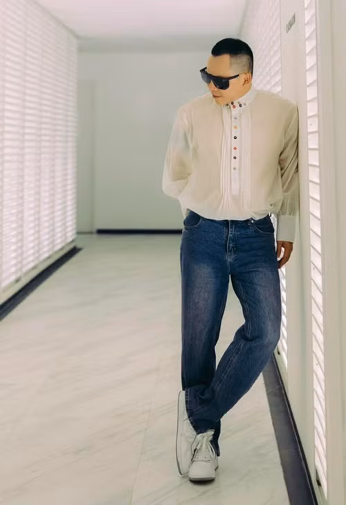 Ông trùm chân dài sống lặng lẽ, kín tiếng hơn trong 1 năm qua.