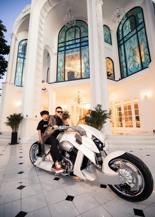 Khắc Tiệp khoe xế sang, mô tô “khủng” ở biệt thự.
