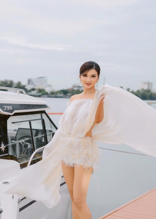 Nhan sắc xinh đẹp là lợi thế của Kim Tuyến khi cô hoạt động trong showbiz nhiều năm qua. Ảnh: FB Kim Tuyến.