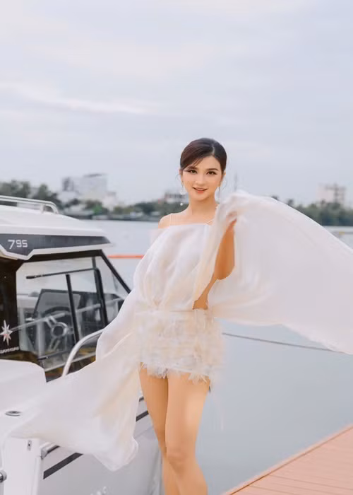 Nhan sắc xinh đẹp là lợi thế của Kim Tuyến khi cô hoạt động trong showbiz nhiều năm qua. Ảnh: FB Kim Tuyến.