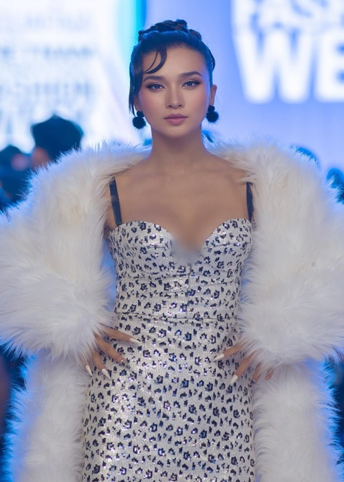 Bà mẹ một con gợi cảm khi làm người mẫu. Ảnh: FB Kim Tuyến.