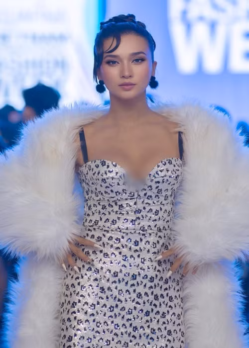 Bà mẹ một con gợi cảm khi làm người mẫu. Ảnh: FB Kim Tuyến.