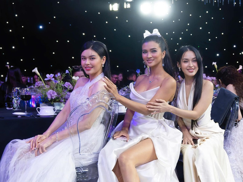 Kim Tuyến khoe vẻ quyến rũ bên Trương Quỳnh Anh, Tú Vi tại sự kiện. Ảnh: FB Kim Tuyến.