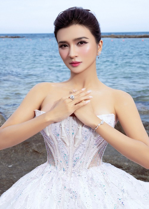 Kim Tuyến mê diện trang phục cúp ngực khoe vòng một. Ảnh: FB Kim Tuyến.