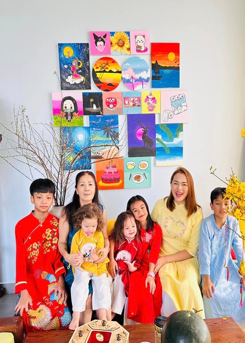 Diễm Châu còn có hai con nuôi. “Hồi đó, tôi sinh con không được, cũng không ai thèm lấy tôi nên tôi đem con của em gái về nuôi cho đỡ buồn”, nàng hậu chia sẻ trên Người Lao Động. Ảnh: FB Diễm Châu.