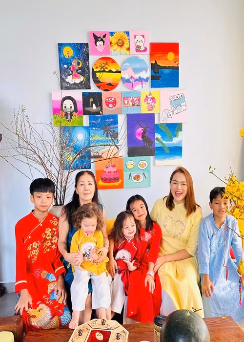 Diễm Châu còn có hai con nuôi. “Hồi đó, tôi sinh con không được, cũng không ai thèm lấy tôi nên tôi đem con của em gái về nuôi cho đỡ buồn”, nàng hậu chia sẻ trên Người Lao Động. Ảnh: FB Diễm Châu.