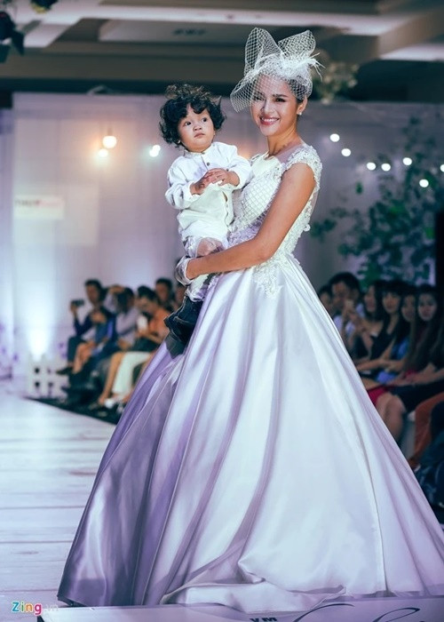 Diễm Châu có một cậu con trai đầu lòng với người cũ. Người đẹp chia sẻ trên Znews, cô tự quyết định sinh và nuôi con. Ảnh: Znews.