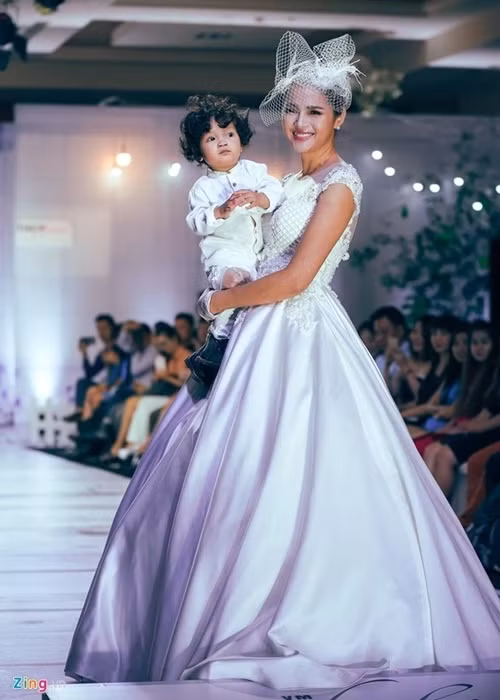 Diễm Châu có một cậu con trai đầu lòng với người cũ. Người đẹp chia sẻ trên Znews, cô tự quyết định sinh và nuôi con. Ảnh: Znews.